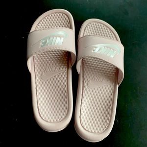 Nike Kawa Slide Sandal in Particle Rose / Metallic Silver